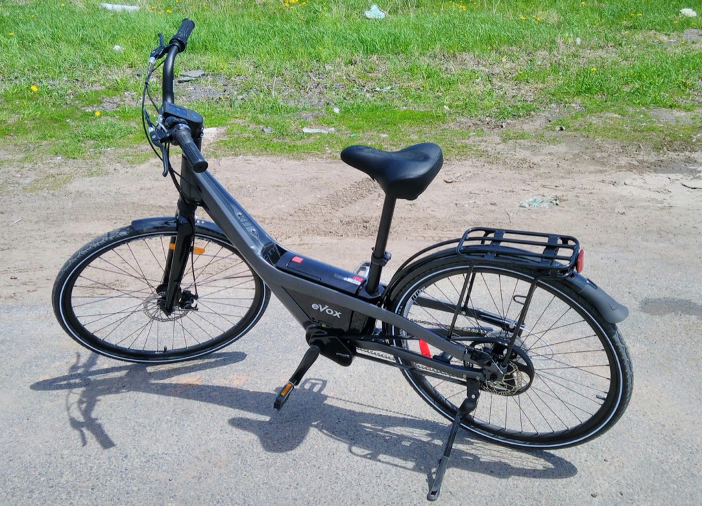 Photo of the evox electric bicycle in a parking lot.