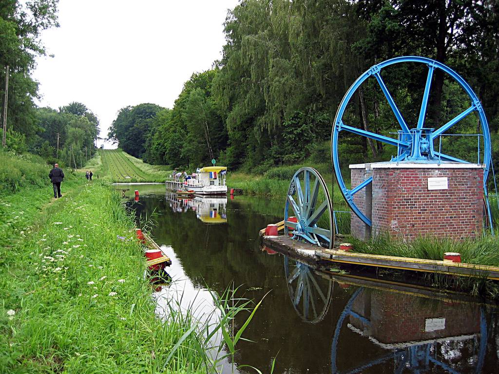 Elbląg Canal inclined plane, from https://en.wikipedia.org/wiki/Elbl%C4%85g_Canal#/media/File:Oberl%C3%A4ndischer_Kanal2.jpg