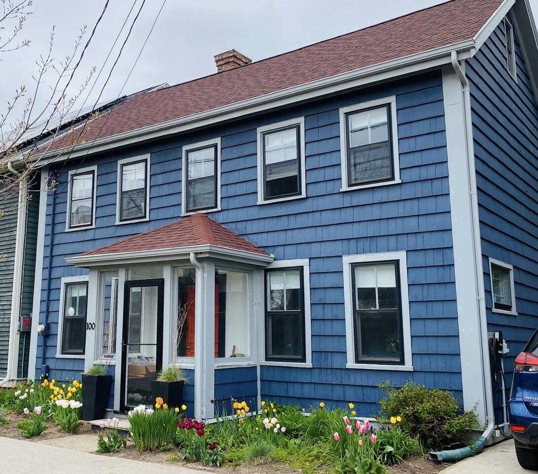 Photo of 100 Prince Street with original windows.